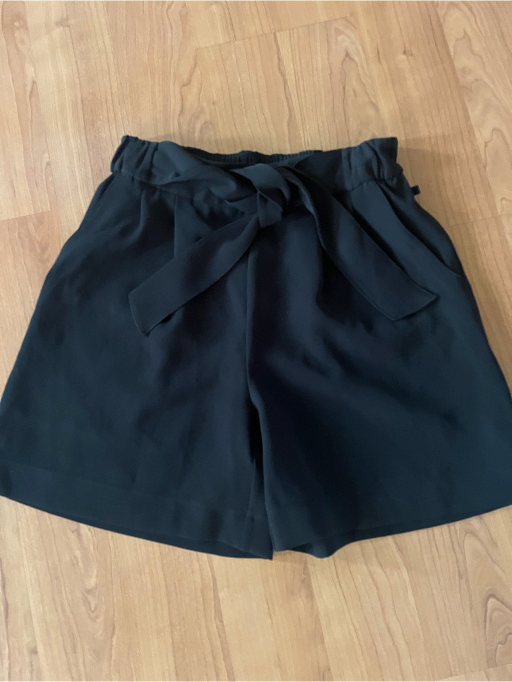 Lululemon athletica Black Tie-Waist Shorts 5.5 in size 6